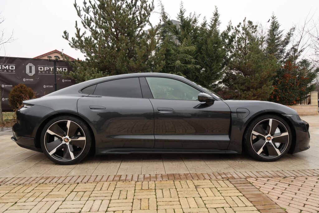 2020 Porsche Taycan Turbo (680 cp)