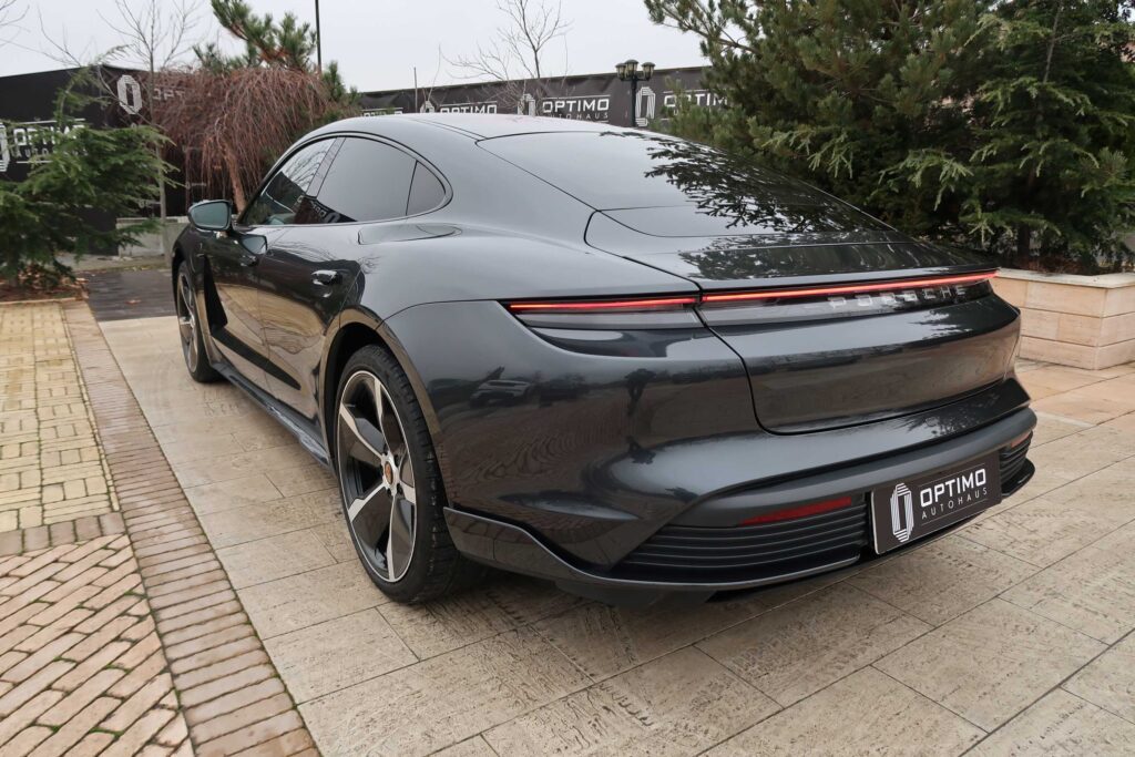 2020 Porsche Taycan Turbo (680 cp)